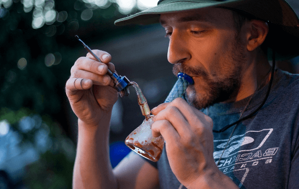 Dabbing vs. Vaping | Which is the Best Way to Consume Medical Marijuana?